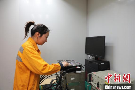 员工正在测试机车通信电台功能 邓智方 摄