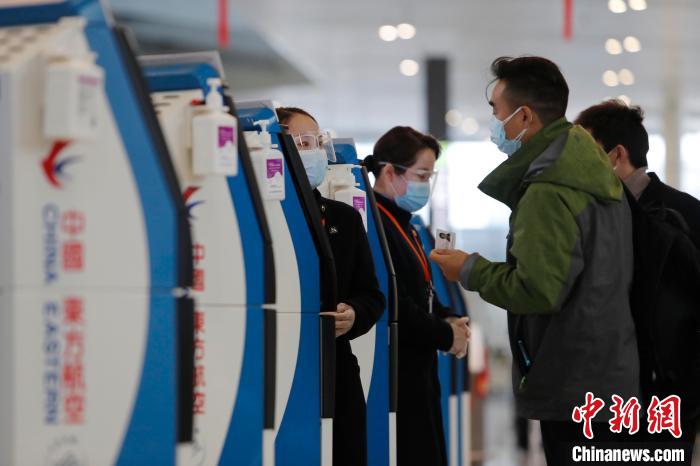 旅客在虹桥机场T2航站楼内办理登机手续。　殷立勤 摄